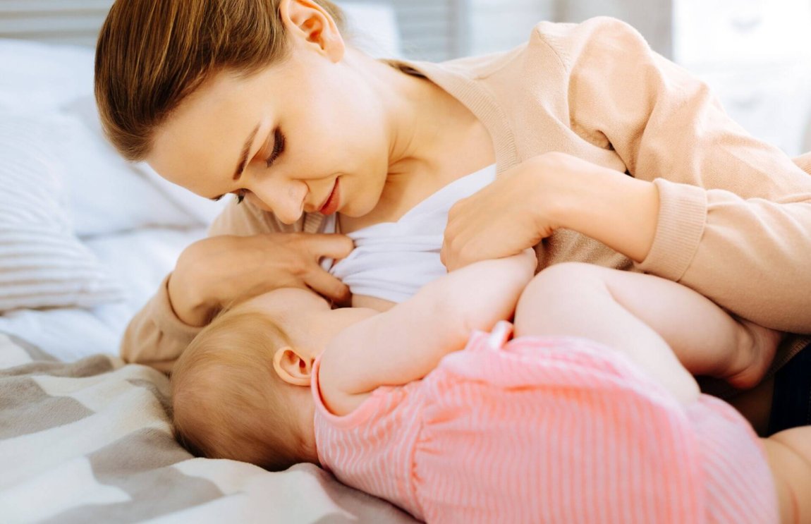 new mom breastfeeding infant